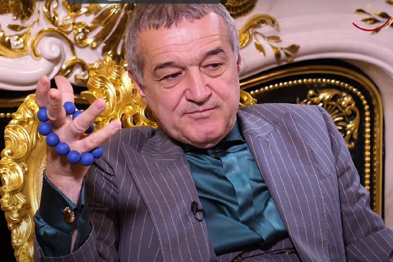 Gigi Becali, pe scuter în curtea bisericii! 
