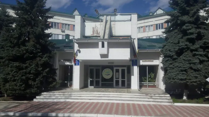 Un elev de 14 ani a fost transportat la spital, rănit cu o lamă de cuțit într-un conflict izbucnit la Liceul Teoretic „Natalia Gheorghiu” din Chișinău