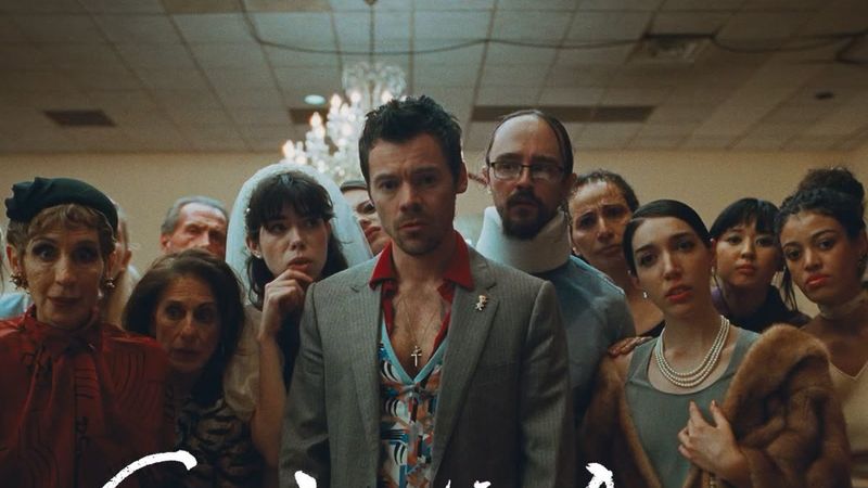 Se lasă cu MUZICĂ NOUĂ și imagini pe măsură! Harry Styles vine cu "Coming Up Roses", iar fanii vin cu PLAY-ul. Piesa artistului este inclusă pe albumul "Kiss All The Time. Disco, Occasionally."