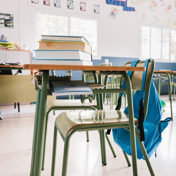 Profesoară rănită &icirc;ntr-o școală din București, după ce a fost &icirc;mpinsă cu un scaun de către o elevă. Minora a fost trimisă &icirc;n judecată. Ce pedeapsă riscă aceasta?