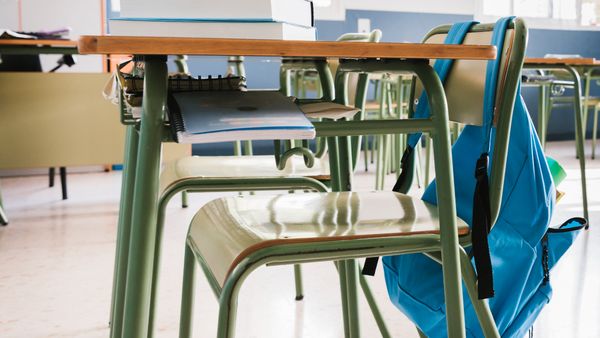 Profesoară rănită &icirc;ntr-o școală din București, după ce a fost &icirc;mpinsă cu un scaun de către o elevă. Minora a fost trimisă &icirc;n judecată. Ce pedeapsă riscă aceasta?