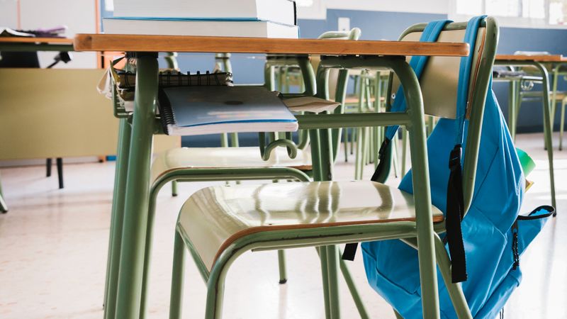 Profesoară rănită &icirc;ntr-o școală din București, după ce a fost &icirc;mpinsă cu un scaun de către o elevă. Minora a fost trimisă &icirc;n judecată. Ce pedeapsă riscă aceasta?