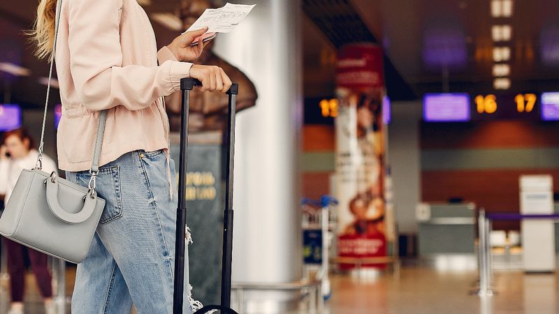 INCIDENT GRAV pe Aeroportul Henri Coandă! O femeie este suspectată că a provocat un incendiu pe culoarul dintre terminale