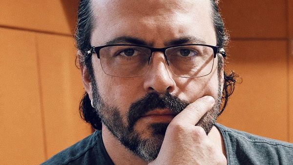 11 ani de la Colectiv. MESAJUL SF&Acirc;ȘIETOR transmis de actorul și muzicianul Cătălin Sc&acirc;nteie, unul dintre supraviețuitorii incendiului: &bdquo;Data din calendar nu aduce linişte, ci doar un gust amar&rdquo;