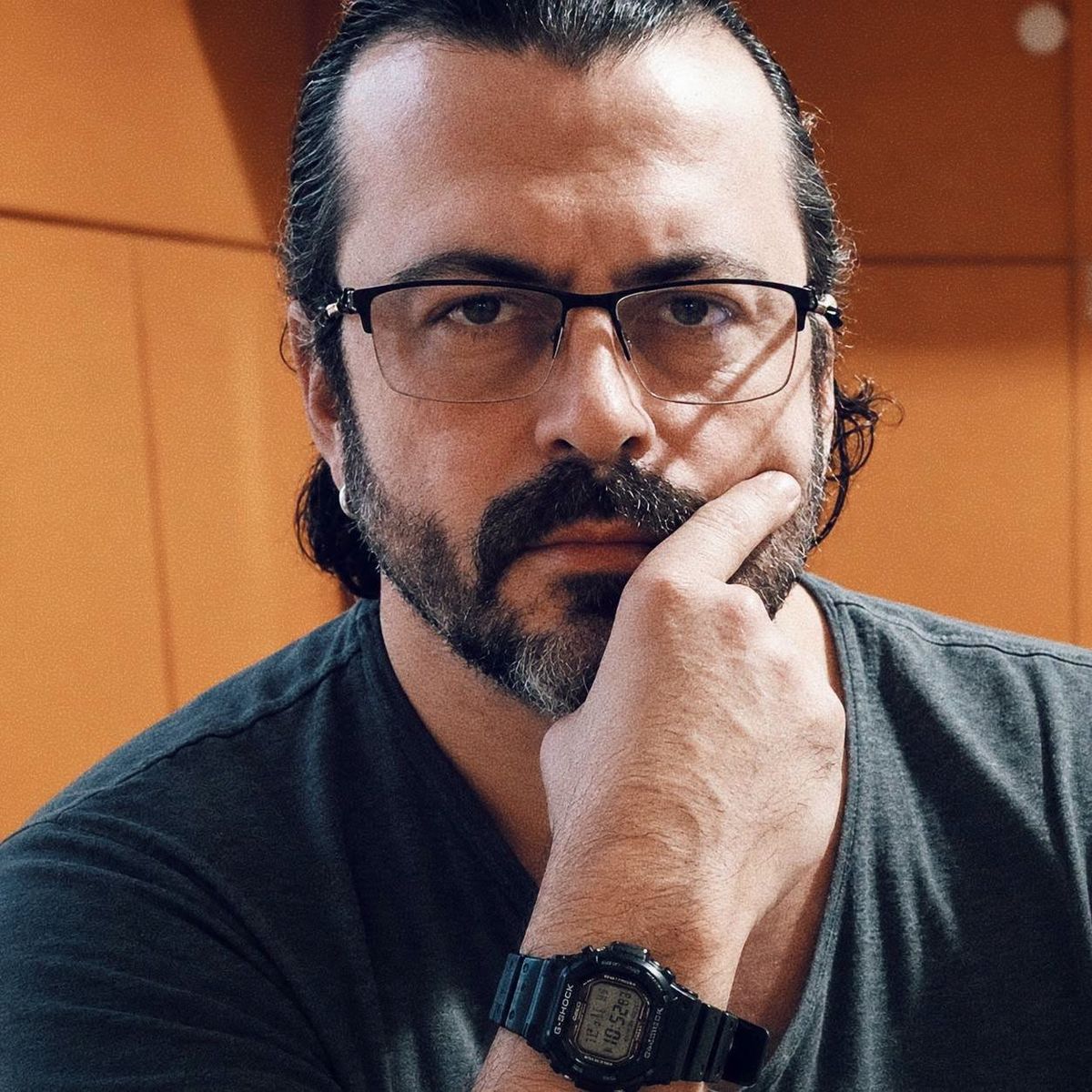 11 ani de la Colectiv. MESAJUL SF&Acirc;ȘIETOR transmis de actorul și muzicianul Cătălin Sc&acirc;nteie, unul dintre supraviețuitorii incendiului: &bdquo;Data din calendar nu aduce linişte, ci doar un gust amar&rdquo;
