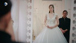 Rezumat episodul 3 „Fata de la fereastră”, difuzat în 9 octombrie la Kanal D: Sedat este fotografiat alături de Cana, iar Nalan vede pozele, lucru care o dezamăgește profund