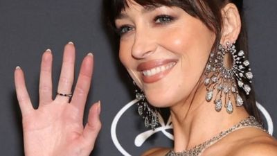 Dakota Johnson face furori în costum de baie după despărțirea de Chris Martin. Cum a apărut pe un iaht, în Ibiza