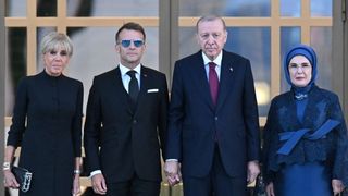 Gafa uriașă a lui Emmanuel Macron, la summit-ul NATO de la Ankara. S-a apropiat ușor de Prima Doamnă a Turciei, iar ce-a urmat e subiectul care face &icirc;nconjurul presei