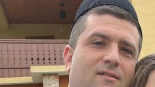 Pe el &icirc;l știe toată lumea, pentru că este unul dintre cei mai vocali miniștri ai guvernului Bolojan, dar iată CUM ARATĂ și cu ce se OCUPĂ, de fapt, soția lui Radu Miruță. Ce s-a aflat acum despre partenera ministrului Apărării i-a lăsat pe mulți fără cuvinte