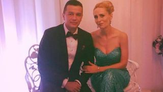 &Icirc;naltă, blondă, &icirc;mbrăcată provocator, așa a apărut soția lui Sorin Grindeanu la un eveniment și a surprins pe toată lumea. Cu ce se ocupă, de fapt, partenera președintelui interimar al PSD. A ieșit la iveală un detaliu misterios