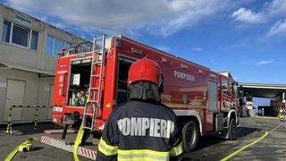 &nbsp;O maşină a luat foc &icirc;n mers: &Icirc;n autoturism se aflau doi adulți și un copil&nbsp;