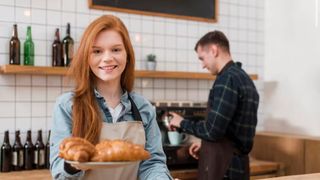 Ce trebuie să știe adolescenții care vor să se angajeze &icirc;nainte de majorat. Domeniile &icirc;n care pot găsi un job cu ușurință