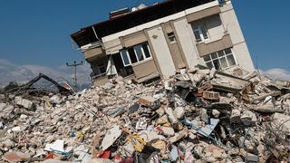 Minune după patru zile sub dăr&acirc;mături: tată și fiu, scoși &icirc;n viață din ruine, &icirc;n Venezuela