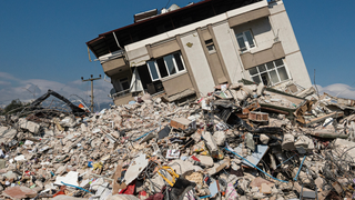 Minune după patru zile sub dăr&acirc;mături: tată și fiu, scoși &icirc;n viață din ruine, &icirc;n Venezuela