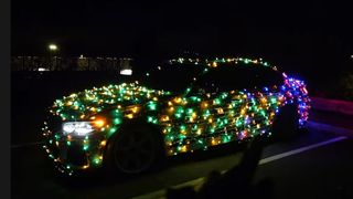 Mașini ca un Pom de Crăciun, pe străzile din Rom&acirc;nia. Excentricii riscă amenzi de p&acirc;nă la 1.300 lei