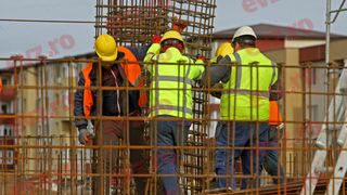 Trei rom&acirc;ni au vrut să devină cei mai bine plătiți muncitori din Germania, dar au ajuns după gratii