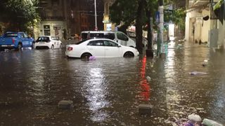 Potop peste București. Cea mai violentă furtună din ultimii ani a transformat Capitala &icirc;ntr-un lac: străzi și blocuri inundate, trafic paralizat și cartiere &icirc;ntregi &icirc;n beznă. Video