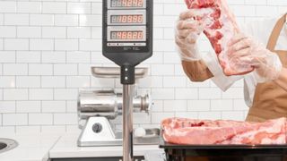 Ce ar trebui să verifici când cumperi carne de porc. Riscurile sunt foarte mari dacă nu respecți regulile