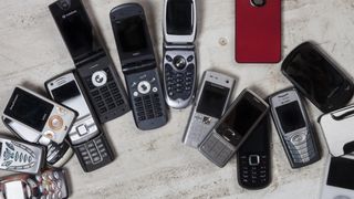 Telefoanele uitate &icirc;n sertar care valorează o avere &icirc;n 2026. C&acirc;ți bani poți c&acirc;știga dacă ai unul acasă