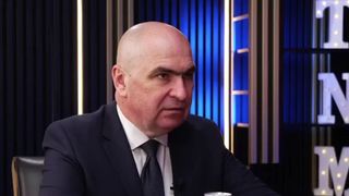 Bolojan, atacat din interiorul PNL. Primarii, prinși &icirc;n furtuna taxelor și impozitelor: Au rămas să gestioneze nota de plată