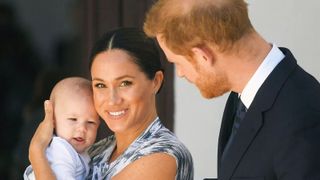 Imagini &icirc;n premieră cu Archie &icirc;nvăț&acirc;nd să schieze alături de prințul Harry, publicate de Meghan