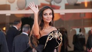 Mădălina Ghenea, surprinsă la brațul unui domn misterios. Bărbatul este moștenitorul unei familii afluente