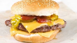 Cea mai bună br&acirc;nză pentru burger, potrivit unui expert. De ce unele sortimente populare dezamăgesc