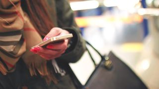 Escrocii au schimbat metoda. SMS-ul care poate goli contul bancar