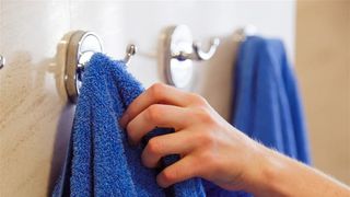 De ce miros ur&acirc;t prosoapele de baie chiar și după spălare. Greșeli care păstrează umezeala și bacteriile &icirc;n fibre