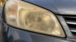 Cum cureți farurile &icirc;ngălbenite fără să mergi la service. Metoda pe care o poți &icirc;ncerca acasă