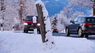 Cum să gestionezi o derapare pe gheață, la volan. Pași simpli pentru șoferi