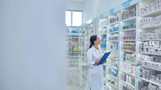 C&acirc;t c&acirc;știgă un farmacist după cinci ani de facultate. Salariile &icirc;i descurajează pe cei aflați la &icirc;nceput de carieră