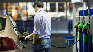 Prețurile carburanților duminică, 5 aprilie. C&acirc;t plătesc șoferii pentru un litru de motorină &icirc;n București, Timișoara și Constanța