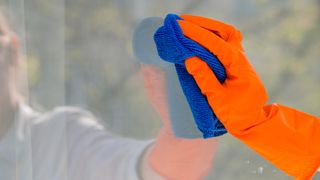 Cum cureți geamurile astfel &icirc;nc&acirc;t să nu lași urme. Trucuri simple pentru geamuri fără pete