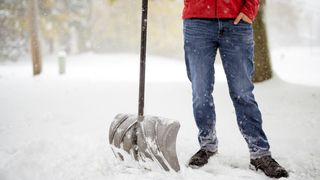 C&acirc;t te costă să angajezi un om cu ora să &icirc;ți deszăpezească strada sau curtea