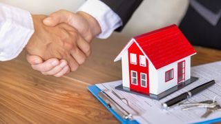 Piața imobiliară dă semne de &icirc;ncetinire. Rom&acirc;nii cumpără mai greu și negociază mai mult