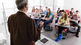 Profesor din București, agresiune asupra copiilor. A fost chemată poliția