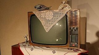 Obiectele care au definit anii '90. Fenomenul peștelui de pe televizor ca obiect de &bdquo;lux&rdquo;