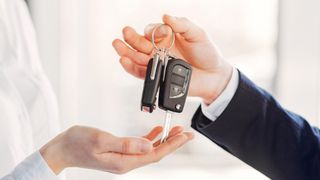 Capcana fiscală de la cumpărarea unei mașini. Contractul poate fi nul dacă lipsește acest document