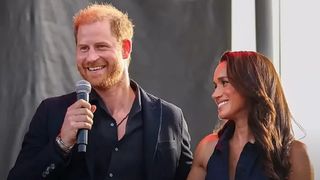 Harry și Meghan se expun pentru bani, apoi &icirc;i acuză pe alții că le violează intimitatea