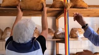 P&acirc;inea care nu lipsea de pe masa lui Ceaușescu, &icirc;n continuare căutată de rom&acirc;ni. C&acirc;t costă și ce o face at&acirc;t de specială