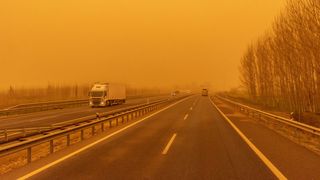 Ploaie s&acirc;ngerie &icirc;n Marea Britanie. Ce expelicație are acest fenomen bizar