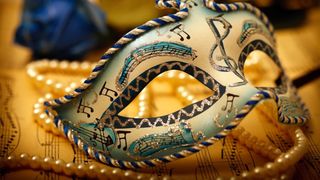 Vedetele Bridgerton vin &icirc;n Rom&acirc;nia. Ca să le vezi, trebuie să te pregătești de bal mascat