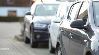 Ce riști dacă &icirc;ți rezervi un loc de parcare fără drept