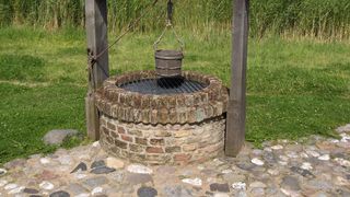 F&acirc;nt&acirc;na din județul Gorj care arată destinul. Ritualul  care promitea tinerelor o privire &icirc;n viitor