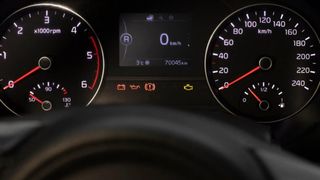 De ce nu este indicat să circuli cu rezervorul aproape gol. Greșeala pe care o fac șoferii &icirc;n această perioadă