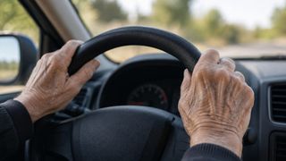 De ce o oprire la semafor poate afecta ambreiajul mașinii. Obiceiul pe care mulți șoferi &icirc;l ignoră