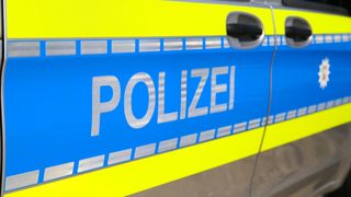 Un rom&acirc;n a rămas blocat &icirc;ntr-un container &icirc;n timp ce fura haine. După ce a fost eliberat, polițiștii l-au găsit &icirc;ntr-un alt container