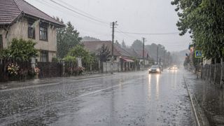 ANM: Canicula lasă loc furtunilor. Avertizări de vijelii și ploi &icirc;n aproape toată țara