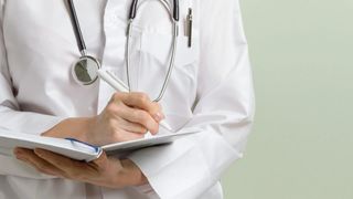 Efect neașteptat al tăierii primei zile de concediu medical. Angajații schimbă calendarul